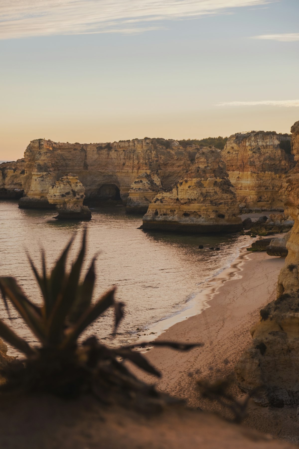 Algarve golden cliffs and turquoise water — Algarve vs Silver Coast for families